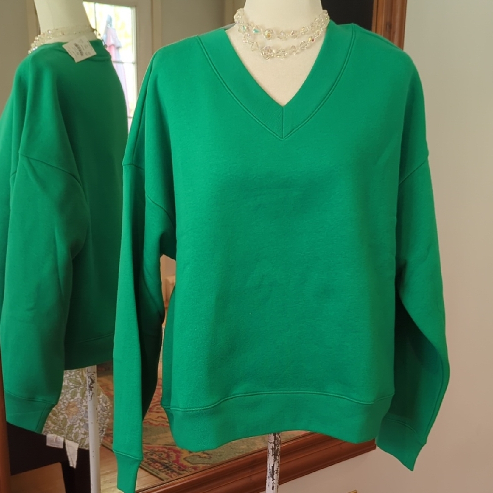 ☘️J. Crew Emerald Green V-Neck Sweatshirt ☘️